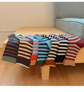Detailansicht bunter Retro-Ringelsocken für Damen, weiche gekämmte Baumwolle, gemütlich.