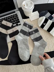 Detailansicht der gestreiften Herren-Freizeitsocken aus Baumwolle mit elastischem Rippbündchen.