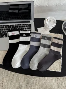 Herren gestreifte Freizeitsocken aus Baumwolle mit Stickerei, mittelhoch für den Alltag.