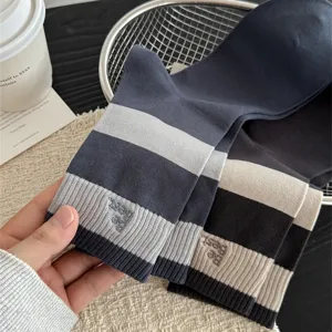 Herren gestreifte Mittelsocken Freizeitsocken mit Buchstabenstickerei und elastischem Bund.