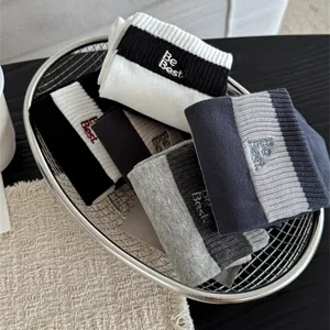 Herren Wadenlange Freizeit Baumwollsocken mit breiten Streifen und Stickerei Alltag.