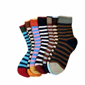 Gemütliche Retro gestreifte Damen Mittelsocken Set, bequeme gekämmte Baumwolle Alltag Freizeit.