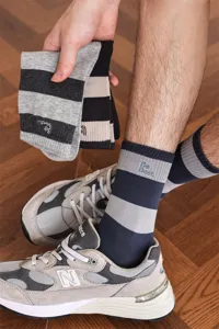 Gestreifte Herren-Mittelsocken aus Baumwolle mit Stickerei für lässigen Alltagsstil.