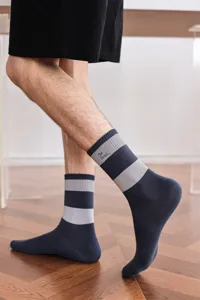 Herren Wadenhohe Freizeit Socken gestreift mit Buchstaben Stickerei und Rippbund.