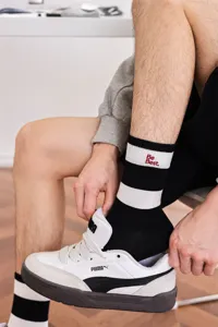 Herren Schwarz-Weiss gestreifte Baumwoll-Waden-Freizeitsocken mit Buchstabenstickerei.