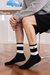 Nahaufnahme von schwarz-weißen gestreiften Herren-Freizeitsocken mit gemütlichem Baumwollstoff.