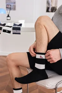 Herren Wadenlange Freizeitsocken mit breiten Streifen und Stickerei. Bequeme Baumwolle.