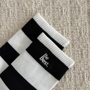 Herren Socken schwarz weiss gestreift mittelhoch mit Stickerei und bequemem Rippbündchen Design.
