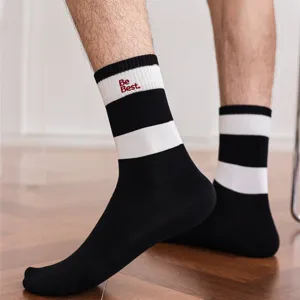Herren gestreifte Waden-Baumwollsocken mit besticktem Bündchen, bequem und stilvoll im Alltag.