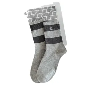 Herren gestreifte Baumwoll-Mittelrohr-Freizeitsocken mit Buchstabenstickerei Bund.