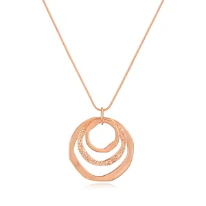 Nahaufnahme des eleganten roségoldenen Dreifach-Kreis-Anhänger-Halskette mit Kette.