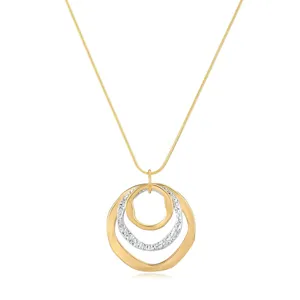 Nahaufnahme des dreifachen Ringanhängers mit exquisiter zweifarbiger feiner Metallstruktur.