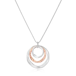 Detailaufnahme der eleganten mehrringigen Anhängerhalskette in Silber und Roségold.