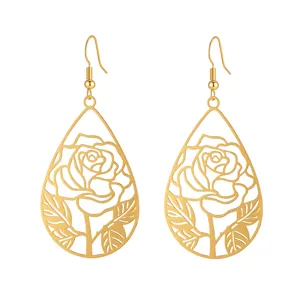 Eleganti orecchini pendenti a goccia con rosa traforata dorata vista dettaglio metallo.