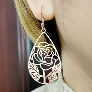 Orecchini pendenti a goccia in oro rosa con rosa traforata eleganti gioielli donna