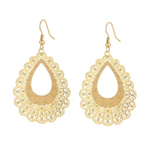 Eleganti orecchini pendenti a goccia traforati dorati stile vintage retrò dettaglio