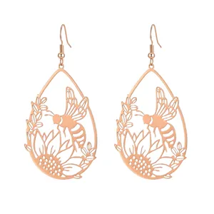 Eleganti orecchini a goccia in oro rosa con design traforato di api e girasoli alla moda.