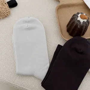 Bequeme atmungsaktive Herren Socken in mittlerer Schafthöhe für den täglichen Gebrauch.