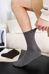 Dunkelgraue gerippte Herren-Mittelsocken aus Baumwolle mit elastischem Bund für den Alltag.