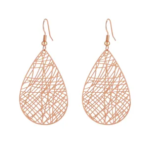 Eleganti orecchini pendenti lunghi a goccia traforati in metallo color oro rosa vintage.
