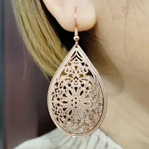 Orecchini pendenti a goccia in metallo e rame con design vintage traforato elegante