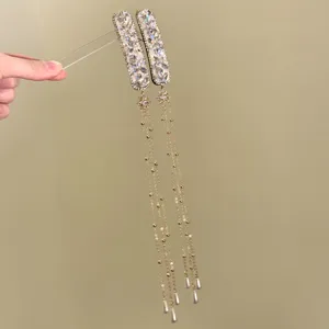 Gedetailleerd overzicht van elegante strass franje haarspeld met fonkelende kristallen.