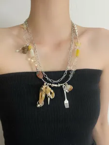 Collier double couche design de niche avec pendentifs coquillage et conque style.