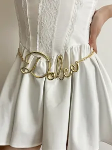 Cintura a catena in metallo dorato con lettere per donna, accessorio elegante e chic.