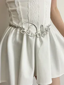 Vista dettagliata di una catena da cintura in metallo argentato con elegante design.