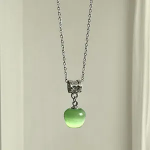 Détail du pendentif pomme en œil de chat vert menthe, texture fine chaîne en argent.