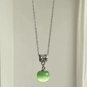 Collier Pendentif Pomme Oeil de Chat Vert Menthe Minimaliste Mignon Alliage Fruit Chaîne de Clavicule Bijoux de Mode Cadeau Pour Femmes