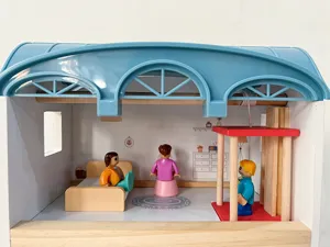 Vista dettagliata dell'interno della casa delle bambole con graziosi mobili in legno.