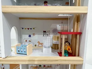 Casa delle bambole in legno stile nordico con mobili in miniatura e simpatici personaggi.
