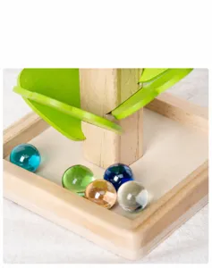 Jouet d'arbre à billes en bois avec billes de verre colorées pour l'éducation des enfants.