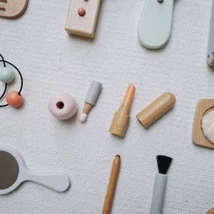 Wooden pretend makeup toy set detail, kids cosmetic accessories, safe and eco-friendly wood.