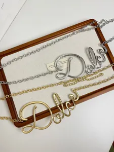 Vista dettagliata di alla moda catene da cintura in metallo retrò con eleganti ciondoli a lettere.