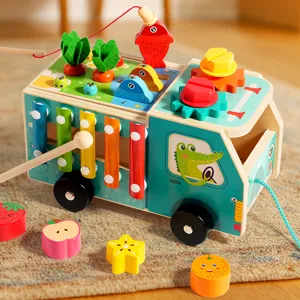Voiture jouet éducatif en bois multifonction avec trieur de formes, xylophone et blocs.