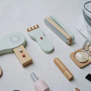 Wooden pretend makeup and hair salon toy set details, safe and eco-friendly material.