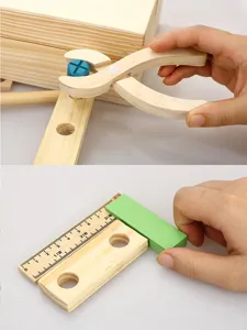 Vista detallada de juego de herramientas educativas de madera, piezas de montaje para niños.
