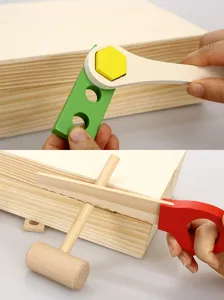 Detalle del set de juguetes de herramientas de madera para ninos con tuercas, pernos y martillo.
