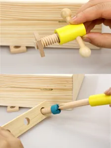 Detalle del juego de herramientas de madera con tornillos, tuercas y destornillador.