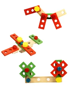 Detalle de juguete de construcción de madera DIY, bloques perforados coloridos y piezas.