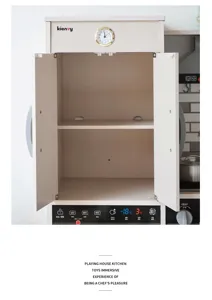 Vista di dettaglio frigorifero giocattolo cucina in legno crema stile coreano, gioco.