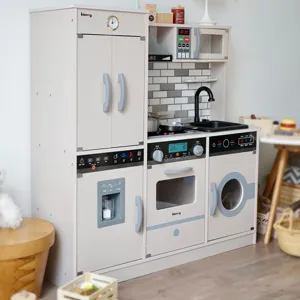 Bella cucina giocattolo in legno crema per bambini con frigorifero per giochi di ruolo.