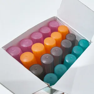 Detailansicht von bunten Piercingkathetern, ordentlich in einer weißen Schachtel verpackt.
