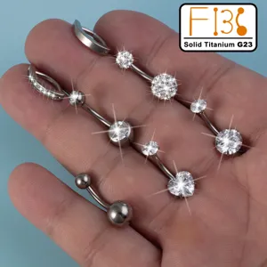 Massiver Titan G23 Bauchnabelring Piercing Körperschmuck mit glitzernden Zirkonia Steinen.