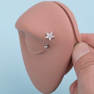 Edelstahl Blumen Piercing gebaute Banane mit weißen Zirkonia Steinen für Körper Schmuck Präsentation.