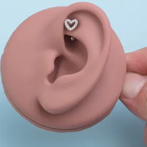 Edelstahl Herz Piercing Schmuck mit funkelnden weißen Zirkonia Steinen für den Körper.