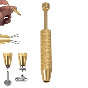 Detailansicht des 4-Prong Schmuckgreifers aus Messing, ideal zum Halten von Piercingkugeln.