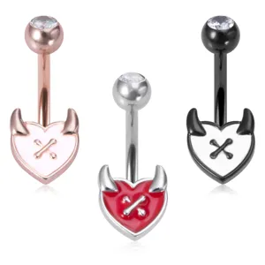 Nahaufnahme Details des stilvollen Teufel Herz Bauchnabelpiercing Schmuck Sets.